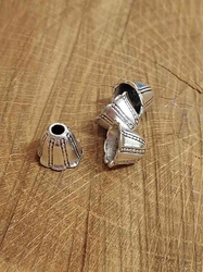  Koncovky na šňůrku / dekorační kaplíky 10x12 mm