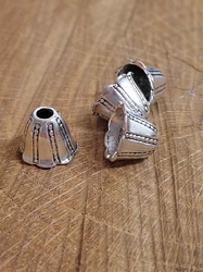  Koncovky na šňůrku / dekorační kaplíky 10x12 mm