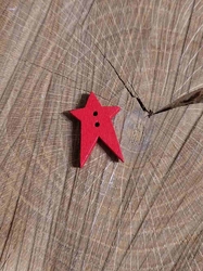 Dřevěný dekorační knoflík hvězda červená