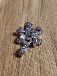 Kovové korálky / koncovky na šňůrky s listy 3x8 mm